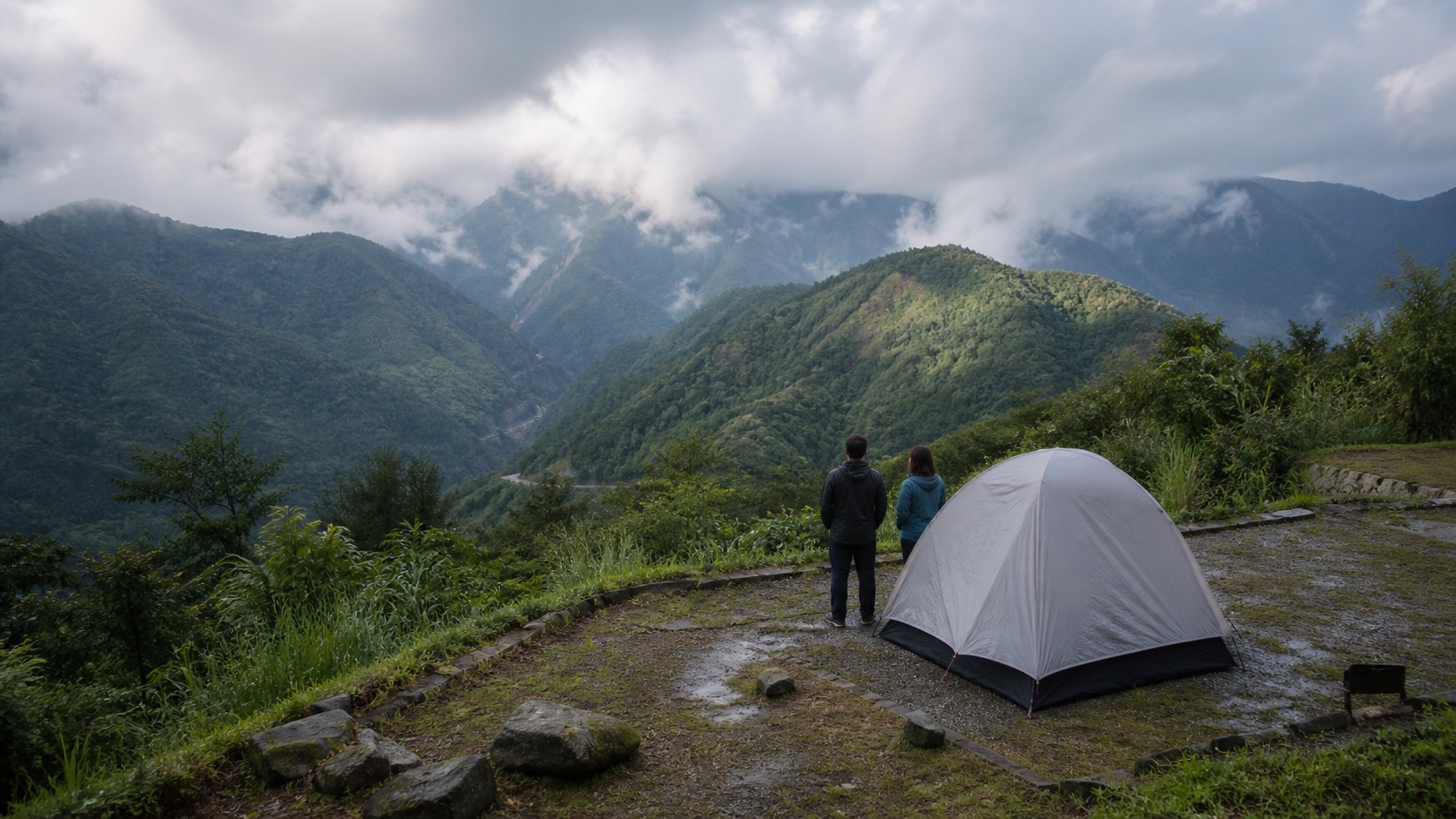 雲霧山區中的帳篷與露營者